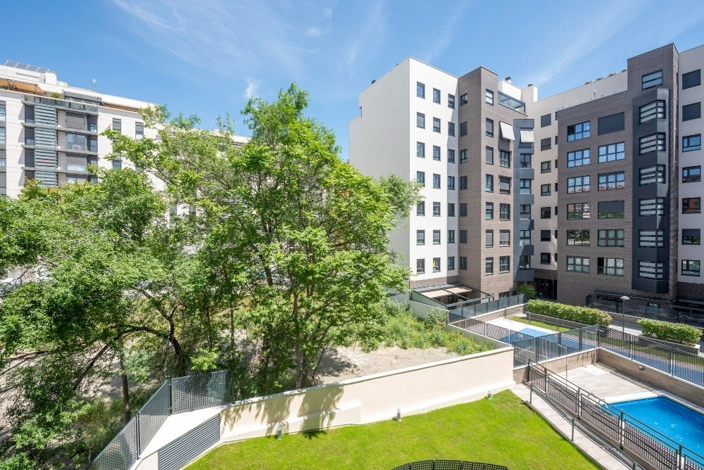 Trabajos de mantenimiento en un edificio residencial de Sevilla con zonas comunes en uso.